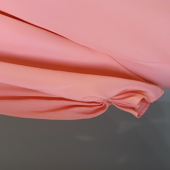 Lovely 100% silk dress, by Ali Ro. Beautiful peach color. Size 4. Unique ruffle - Picture 3 of 10
